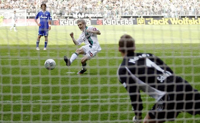 Marko Marin (Gladbach, li.) verschießt einen Elfmeter gegen Torwart Manuel Neuer (Schalke) Fußball 1. BL Herren Saison 2008 2009, Borussia Mönchengladbach - FC Schalke 04 1:0 Gruppe Mönchengladbach