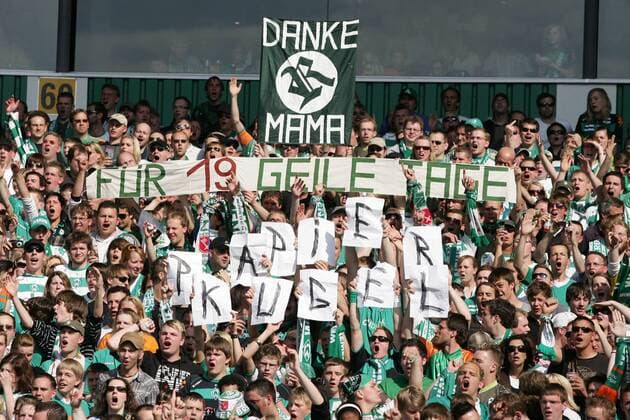 Danke Mama für 19 geile Tage - Bremer Fans dankbar für die prestigeträchtigen Siege gegen den HSV in der vergangenen Zeit, auch die ominöse Papierkugel aus dem UEFA Cup Spiel wird bedacht Fußball 1. BL Herren Saison 2008 2009, SV Werder Bremen - Hamburger SV 2:0, HSV, Hamburg Totale Bremen