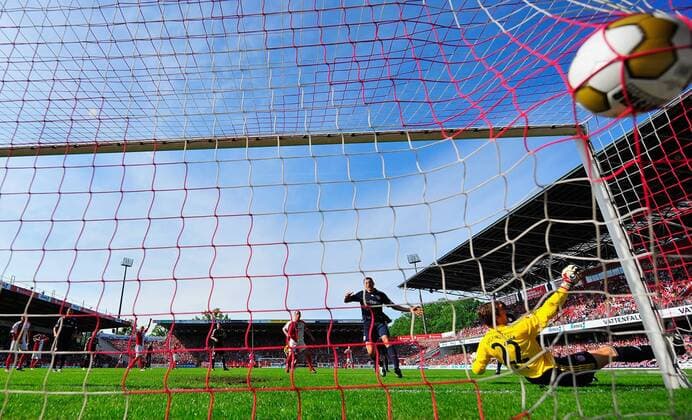 Torwart Hans Jörg Butt (Bayern) kassiert den Treffer zum 1:1 Fußball 1. BL Herren Saison 2008 2009, FC Energie Cottbus - FC Bayern München 1:3 Totale Cottbus