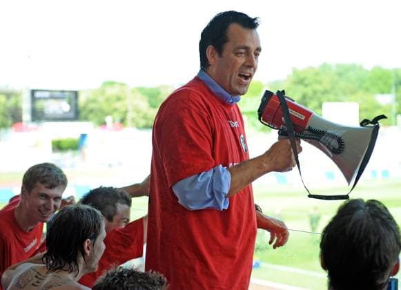 Trainer Robin Dutt (Freiburg) feiert mit Megaphon den Aufstieg in die Bundesliga Fußball 2. BL Herren Saison 2008 2009, SC Freiburg Gruppe Koblenz