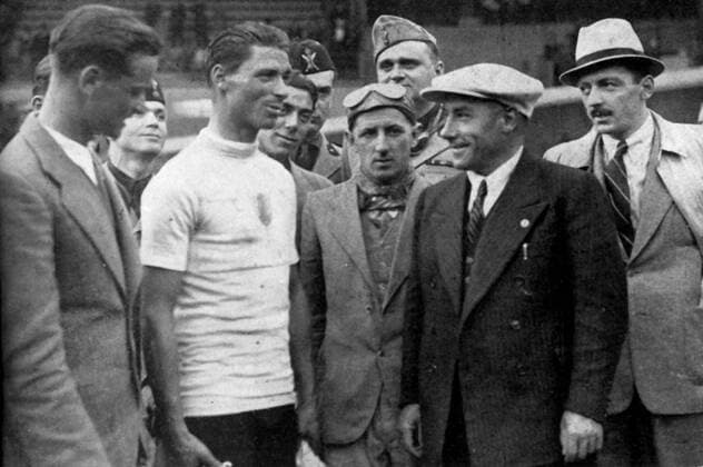 Giovanni Valetti (Italien, 2.v.li.) - Gesamtsieger des Giro d Italia 1938 -  Radsport Herren Giro d Italia 1938, dItalia, Straßenradsport, Straße, Rad, Repro, Historie, Geschichte Gruppe Mailand