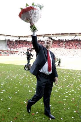 Trainer Louis van Gaal (Alkmaar) bedankt sich bei den Anhängern - Alkmaar ist niederländischer Meister 2008 2009 -  Fußball Herren Eredivisie 2008 2009, Ehrendivision, 1. Niederländische Liga, AZ Einzelbild Alkmaar Freude,