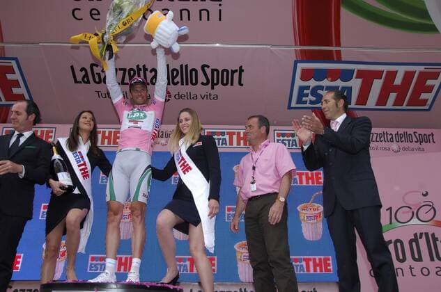 Alessandro Petacchi (Italien LPR) gewinnt die 3. Etappe des Giro d Italia 2009, daneben: Bernard Hinault (Frankreich, 2. v. re.) und Stefano Allocchio (Italien, re.) -  Radsport Herren Giro d Italia 2009, dItalia, Straßenradsport, Straße, Rad Gruppe 3. Etappe: Grado - Valdobbiadene