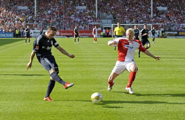 Franck Ribery (Bayern, li.) gegen Mariusz Kukielka (Cottbus) Fußball 1. BL Herren Saison 2008 2009, FC Energie Cottbus - FC Bayern München 1:3 Gruppe Cottbus Dynamik,