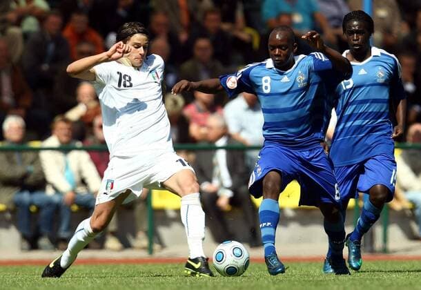 Neeskens Kebano (Frankreich U17, 2.v.re.) gegen Lorenzo Crisetig (Italien U17) Fußball EM Herren U17 EM 2009, U 17, Junioren, Jugend Nachwuchs, Länderspiel Nationalteam, Nationaltrikot Gruppe Taucha Dynamik,