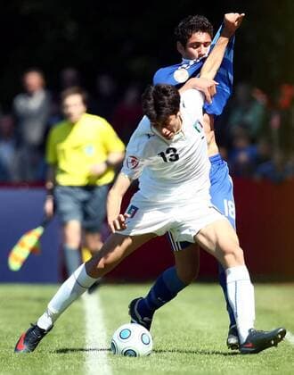 Felice Natalino (Italien U17, li.) gegen Ishak Belfodil (Frankreich U17) Fußball EM Herren U17 EM 2009, U 17, Junioren, Jugend Nachwuchs, Länderspiel Nationalteam, Nationaltrikot Gruppe Taucha Dynamik, Kampf,