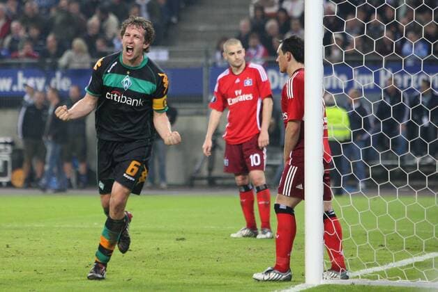 Frank Baumann (Bremen, li.) - Torjubel, daneben Piotr Trochowski (HSV, re.) enttäuscht Fußball EC 3 Herren UEFA Cup 2008 2009, Pokal, Europapokal, Halbfinale, Hamburger SV - SV Werder Bremen 2:3 Gruppe Hamburg Enttäuschung, Freude,