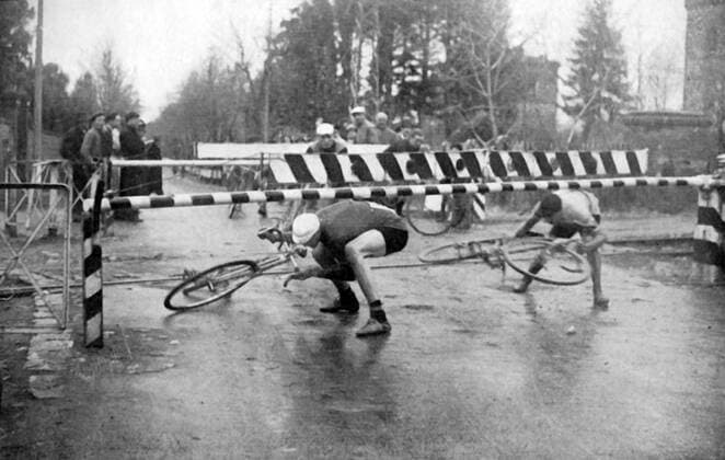 Teilnehmer des Giro d Italia 1940 überwinden eine Bahnschranke -  Radsport Herren Giro d Italia 1940, dItalia, Straßenradsport, Straße, Rad, Repro, Geschichte, Historie Totale Komik