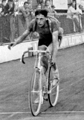 Fausto Coppi (Mitte) - Gesamtsieger des Giro d Italia 1940 -  Radsport Herren Giro d Italia 1940, dItalia, Straßenradsport, Straße, Rad, Repro, Geschichte, Historie Einzelbild