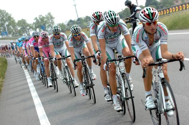 Team LPR in der Führungsarbeit mit Alessandro Petacchi (Italien) im rosa Trikot -  Radsport Herren Giro d Italia 2009, dItalia, Straßenradsport, Straße, Rad, Gruppe 4. Etappe: Padua - San Martino di Castrozza