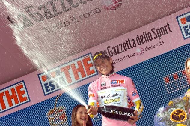 Thomas Lövkvist (Schweden Columbia High Road) im rosa Trikot bei der Siegerehrung zur 4. Etappe des Giro d Italia 2009 -  Radsport Herren Giro d Italia 2009, dItalia, Straßenradsport, Straße, Rad, Einzelbild 4. Etappe: Padua - San Martino di Castrozza Freude,