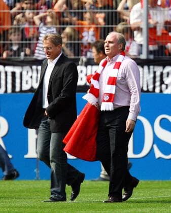 Manager Uli Hoeneß (Bayern, re.) und sein Kollege Steffen Heidrich (Cottbus) Fußball 1. BL Herren Saison 2008 2009, FC Energie Cottbus - FC Bayern München 1:3 Gruppe Cottbus Nachdenklichkeit,