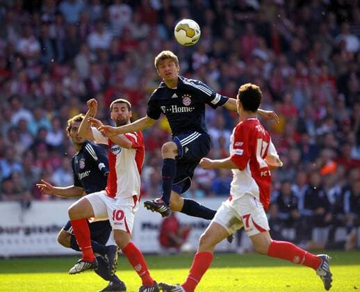 Thomas Müller (Bayern, 2.v.re.) gegen Stiven Rivic (Cottbus, 2. v.li.) Fußball 1. BL Herren Saison 2008 2009, FC Energie Cottbus - FC Bayern München 1:3 Gruppe Cottbus Dynamik,