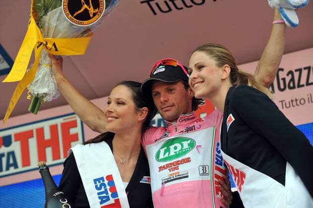 Danilo di Luca (Italien LPR) jubelt im rosa Trikot bei der Siegerehrung der 6. Etappe Bressanone - Mayrhofen des Giro d Italia 2009 -  Radsport Herren Giro d Italia 2009, dItalia, Rad, Straße, Straßenradsport, Gruppe 6. Etappe: Bressanone - Mayrhofen Freude,