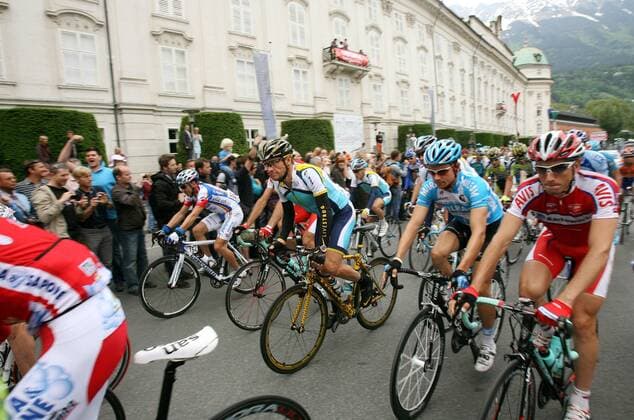 Lance Armstrong (USA Astana, Mitte) nach dem Start in Innsbruck -  Radsport Herren Giro d Italia 2009, dItalia, Rad, Straße, Straßenradsport Gruppe 7. Etappe: Innsbruck - Chiavenna