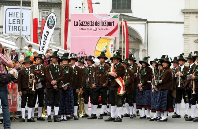 Hier lebt Tirol - Traditionelle Musikkapelle am Rande der 7. Etappe Innsbruck - Chiavenna des Giro d Italia 2009 -  Radsport Herren Giro d Italia 2009, dItalia, Rad, Straße, Straßenradsport Totale 7. Etappe: Innsbruck - Chiavenna