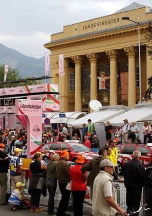 Radsportfans am Landestheater Innsbruck während des Giro d Italia 2009 -  Radsport Herren Giro d Italia 2009, dItalia, Rad, Straße, Straßenradsport Totale 7. Etappe: Innsbruck - Chiavenna
