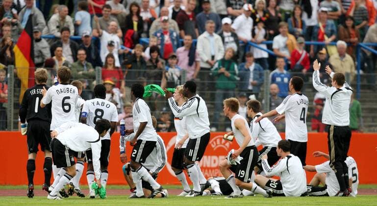 Schlussjubel Deutschland U17 Fußball EM Herren U17 EM 2009, U 17, Jugend, Nachwuchs, Junioren, Länderspiel, Halbfinale, Nationalteam Nationaltrikot Totale Dessau Rosslau Freude, Begeisterung,
