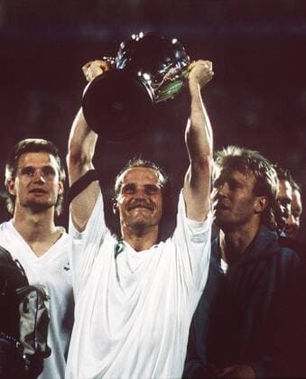 Thomas Schaaf (Mitte) präsentiert neben Marinus Bester (li.) und Thomas Wolter (alle Bremen) die Trophäe - Bremen gewinnt den Pokal der Pokalsieger 1991 1992 Fußball EC 2 Herren Europapokal der Pokalsieger 1991 1992, Pokal, Finale, SV Werder Bremen, Sieg, Sieger, Gruppe Lissabon Freude,