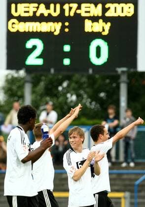Die Anzeigetafel verkündet das Endergebnis von 2:0 zwischen Deutschland und Italien, bei der UEFA U17 EM 2009, während die deutschen Spieler jubeln Fußball EM Herren U17 EM 2009, U 17, Länderspiel, Nationalteam, Nationaltrikot, Jugend, Junioren, Nachwuchs, Vdig Gruppe Dessau Rosslau Freude,