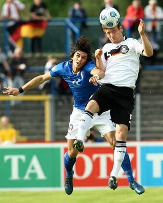 Shkodran Mustafi (Deutschland U17, re.) gegen Simone Dell Agnello (Italien U17) Fußball EM Herren U17 EM 2009, U 17, Länderspiel, Nationalteam, Nationaltrikot, Jugend, Junioren, Nachwuchs, Vdig Gruppe Dessau Rosslau Dynamik,
