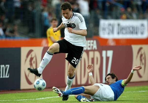 Kevin Scheidhauer (Deutschland U17, li.) gegen Simone Sini (Italien U17) Fußball EM Herren U17 EM 2009, U 17, Länderspiel, Nationalteam, Nationaltrikot, Jugend, Junioren, Nachwuchs, Vdig Gruppe Dessau Rosslau Dynamik,
