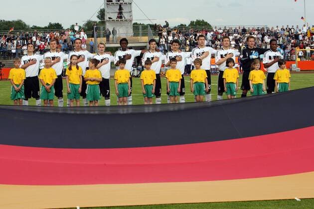 Deutschland U17 bei der Hymne Fußball Länderspiel Herren EM 2009, Nationalmannschaft, Nationaltrikot, U17, U 17, Junioren, Jugend, Nachwuchs, Halbfinale Totale Dessau
