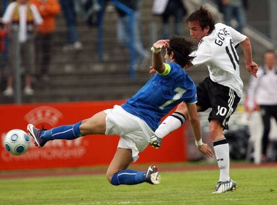 Mario Götze (Deutschland U17, re.) gegen Simone Sini (Italien U17) Fußball Länderspiel Herren EM 2009, Nationalmannschaft, Nationaltrikot, U17, U 17, Junioren, Jugend, Nachwuchs, Halbfinale Gruppe Dessau Dynamik,
