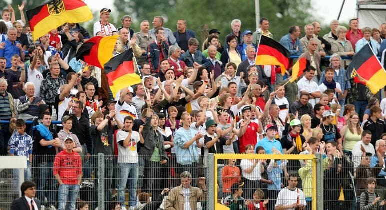 Deutsche Fans jubeln Fußball EM Herren U17 EM 2009, U 17, Jugend, Nachwuchs, Junioren, Länderspiel, Halbfinale, Nationalteam Totale Dessau Rosslau Freude,