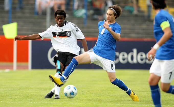 Bienvenue Basala Mazana (Deutschland U17, li.) gegen Marco Ezio Fossati (Italien U17) Fußball EM Herren U17 EM 2009, U 17, Jugend, Nachwuchs, Junioren, Länderspiel, Halbfinale, Nationalteam Nationaltrikot Gruppe Dessau Rosslau Dynamik, Kampf,
