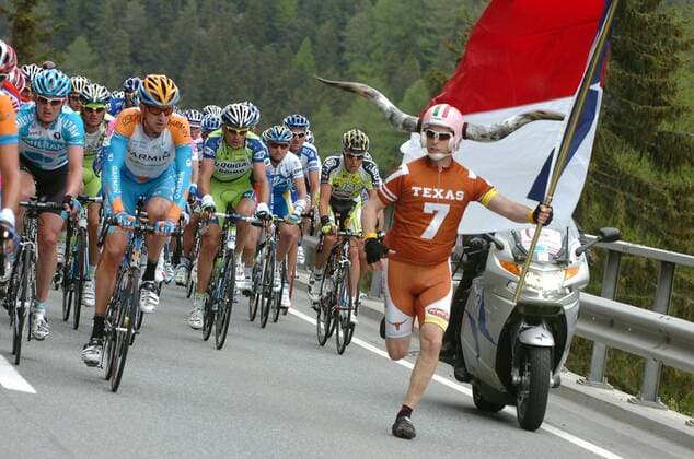 Texanisches Fanoriginal mit gehörntem Helm am Rande des Giro d Italia 2009 -  Radsport Herren Giro d Italia 2009, dItalia, Straßenradsport, Straße, Rad, Gruppe 7. Etappe: Innsbruck - Chiavenna Komik