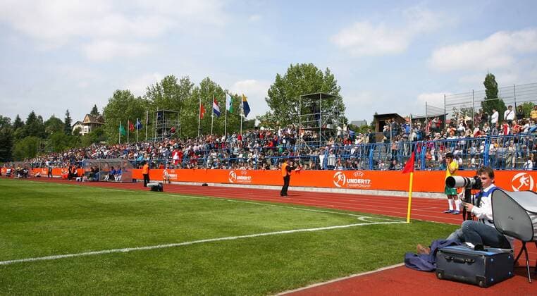 Gut besuchtes Stadion der Freundschaft in Grimma - Austragungsort einer Halbfinalpartie im Rahmen der U 17 EM 2009 Fußball Länderspiel Herren U 17 EM 2009, U17, Junioren, Jugend, Nachwuchs, Nationalteam, Halbfinale Totale Grimma