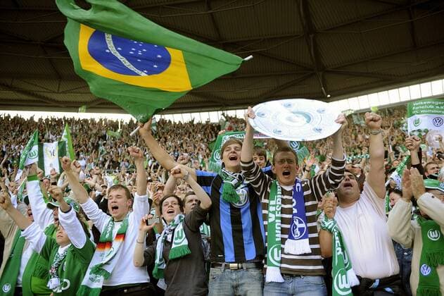Wolfsburger Fans mit einer Kopie der Meisterschale Fußball 1. BL Herren Saison 2008 2009, VfL Wolfsburg Totale Hannover