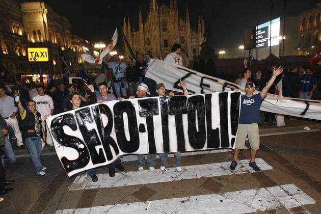 Sero Titoli - Fans von Inter Mailand feiern die italienische Meisterschaft 2009, indem sie den Rivalen AC Mailand verspotten -  Fußball Herren Serie A 2008 2009, 1. Liga, FC Internazionale Mailand, Inter, Jubel, Totale Mailand Freude,