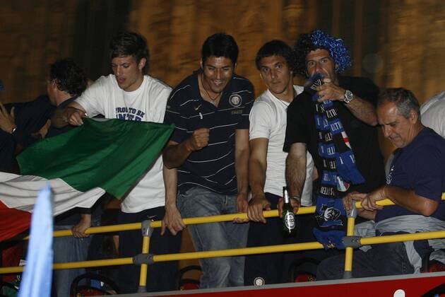Inter Mailand feiert die italienische Meisterschaft 2009 mit einem Autokorso, v.li.: Davide Santon, Julio Cruz, Nicolas Burdisso und Luis Figo -  Fußball Herren Serie A 2008 2009, 1. Liga, FC Internazionale Mailand, Inter Totale Mailand Freude,