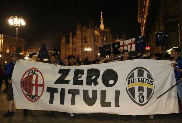 Zero Tituli - Fans von Inter Mailand feiern die italienische Meisterschaft 2009, der Spott gilt der Konkurrenz aus der eigenen Stadt und Turin, die ohne Titel bleibt -  Fußball Herren Serie A 2008 2009, 1. Liga, FC Internazionale Mailand, Inter, Spott, verspotten, Häme, Einzelbild Mailand