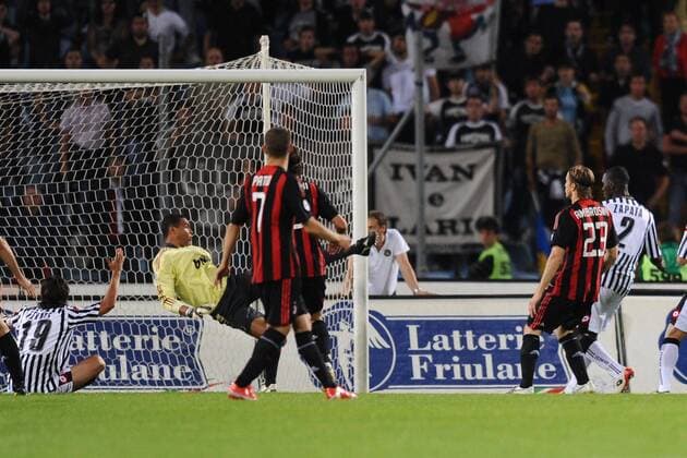 Cristian Zapata (Udine, re.) trifft gegen Torwart Dida (AC Mailand) zum 2:0 -  Fußball Herren Serie A 2008 2009, 1. Liga, Udinese Calcio - AC Mailand 2:1, Milan Gruppe Udine Dynamik,