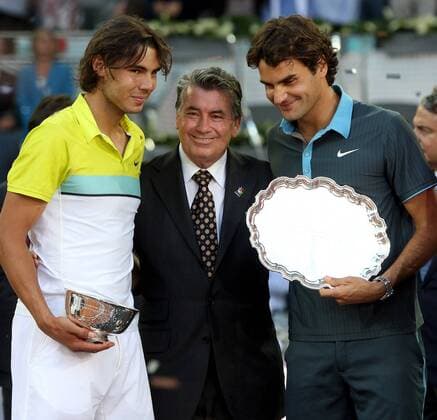 Siegerehrung Madrid Open 2009, v.li.: Finalist Rafael Nadal, Turnierdirektor Manolo Santana (beide Spanien) Sieger Roger Federer (Schweiz) -  - NOxONLINExUSE Tennis Herren Mutua Madrilena Madrid Open 2009, Masters Series, Finale, ATP Tour Gruppe Madrid