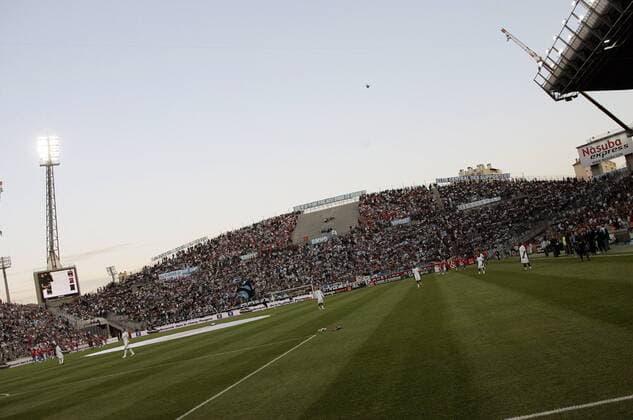 Fußball, Stadiongeschichte Olympique Marseille Ball am Himmel über dem Stade Velodrome - Heimspielstätte von Marseille -  (pan31618) Fußball Herren Ligue 1 2008 2009, 1. Französische Liga, Olympique Marseille, OM Totale Stade Velodrome Marseille