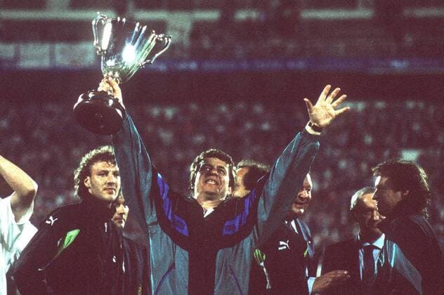 Trainer Otto Rehhagel (Bremen) mit der Trophäe - Bremen gewinnt den Europapokal der Pokalsieger 1992 Fußball EC 2 Herren Europapokal der Pokalsieger 1991 1992, Europapokal, Finale, SV Werder Bremen Gruppe Lissabon Freude,