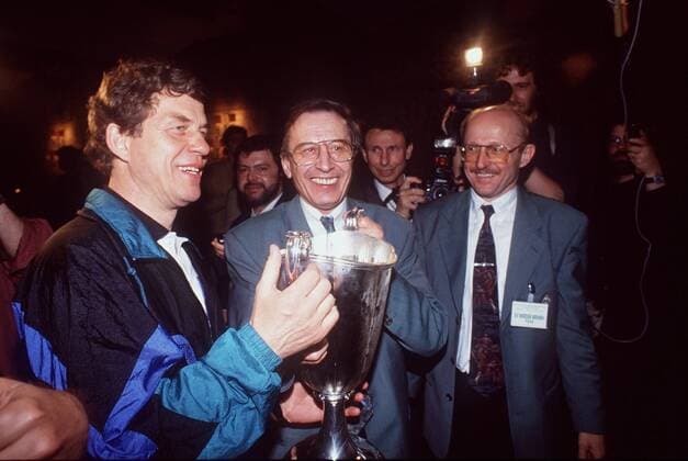 Trainer Otto Rehhagel (li.), Präsident Franz Böhmert (Mitte) und Manager Willi Lemke (alle Bremen) mit der Trophäe - Bremen gewinnt den Europapokal der Pokalsieger 1992 Fußball EC 2 Herren Europapokal der Pokalsieger 1991 1992, Europapokal, Finale, SV Werder Bremen Gruppe Lissabon Freude,