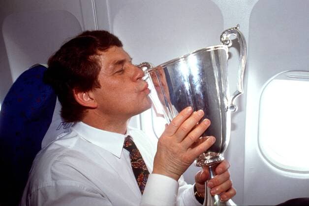 Trainer Otto Rehhagel (Bremen) küsst auf dem Heimflug die Trophäe - Bremen gewinnt den Europapokal der Pokalsieger 1992 Fußball EC 2 Herren Europapokal der Pokalsieger 1991 1992, Europapokal, SV Werder Bremen Einzelbild Lissabon Freude,