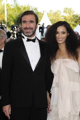 Eric Cantona und Ehefrau und Schauspielerin Rachida Brakni (beide Frankreich) während der Premiere zum Film - Looking for Eric - über einen Manchester United Fan -  Fußball Herren Internationale Filmfestspiele 2009, Internationales Filmfestival, Pressetermin Gruppe Cannes