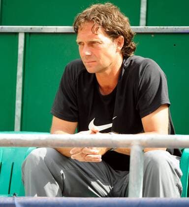 Trainer Karsten Arriens (Deutschland) -  Tennis Herren Austrian Open 2009, ATP Tour Einzelbild Kitzbühel Nachdenklichkeit,