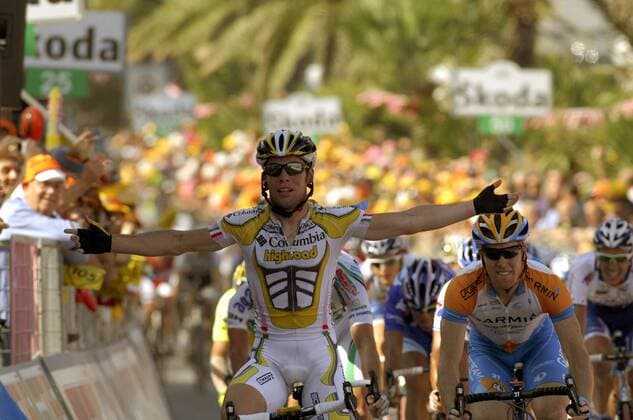 Mark Cavendish (Großbritannien Columbia High Road, vorn li.) gewinnt die 11. Etappe des Giro d Italia 2009 von Turin nach Arenzano vor Tyler Farrar (USA Garmin Slipstream, vorn re.) -  Radsport Herren Giro d Italia 2009, dItalia, Straßenradsport, Straße, Rad Gruppe 11. Etappe: Turin - Arenzano Freude,