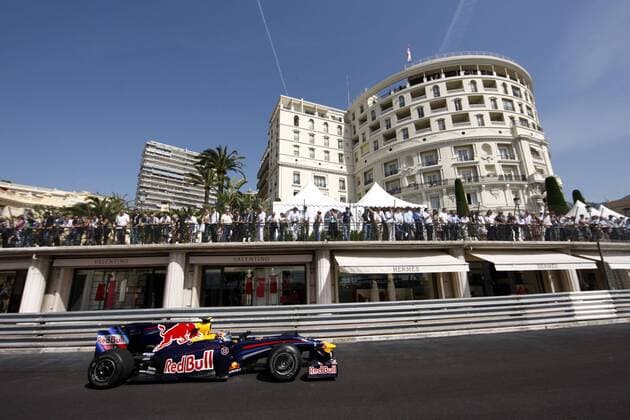 Sebastian Vettel (Deutschland Red Bull) passiert in seinem Boliden die Massenet Kurve am Hotel de Paris in Monte Carlo Motorsport Grand Prix Herren Großer Preis von Monaco 2009, Formel 1 Weltmeisterschaft, F1, F, GP, WM, Freies Training Totale Circuit de Monaco Monte Carlo