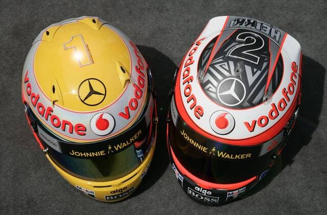 Helme von Lewis Hamilton (England, li.) und Heikki Kovalainen (Finnland beide McLaren Mercedes) sind mit Steinmetz Diamanten verziert worden Motorsport Grand Prix Herren Großer Preis von Monaco 2009, Formel 1 Weltmeisterschaft, F1, F, GP, WM, Freies Training Gruppe Circuit de Monaco Monte Carlo
