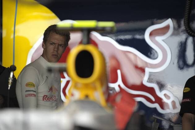 Sebastian Vettel (Deutschland Red Bull) in der Box Motorsport Grand Prix Herren Großer Preis von Monaco 2009, Formel 1 Weltmeisterschaft, F1, F, GP, WM, Freies Training Einzelbild Circuit de Monaco Monte Carlo Nachdenklichkeit, Skepsis,