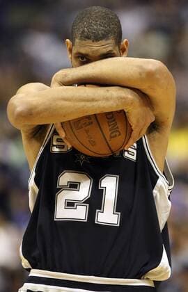 Tim Duncan (San Antonio Spurs) will den Ball nicht hergeben - ZUMAa27 Basketball Herren NBA 2008 2009, Playoffs, Playoff, Play Offs, Off Einzelbild Dallas