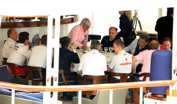 F1 Krisengipfel der Teamchefs auf der Yacht Force Blue Tender von F. Briatore u.a. mit Bernie Ecclestone, Franz Tost (Toro Rosso), Christian Horner (Red Bull), Norbert Haug und Martin Whitmarsh (beide McLaren Mercedes) -  Motorsport Grand Prix Herren Großer Preis von Monaco 2009, Formel 1 Weltmeisterschaft, F1, F, GP, WM Gruppe o0 Sitzung Gespräch Monte Carlo